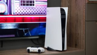 En Sony PS5 som st&aring;r vertikalt framf&ouml;r en TV