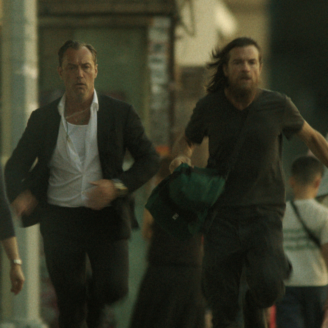 jude law and jason bateman play brothers jake and vince running through new york in black rabbit