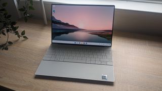 Le Dell XPS 13 Plus photographi&eacute; sur un bureau en bois.