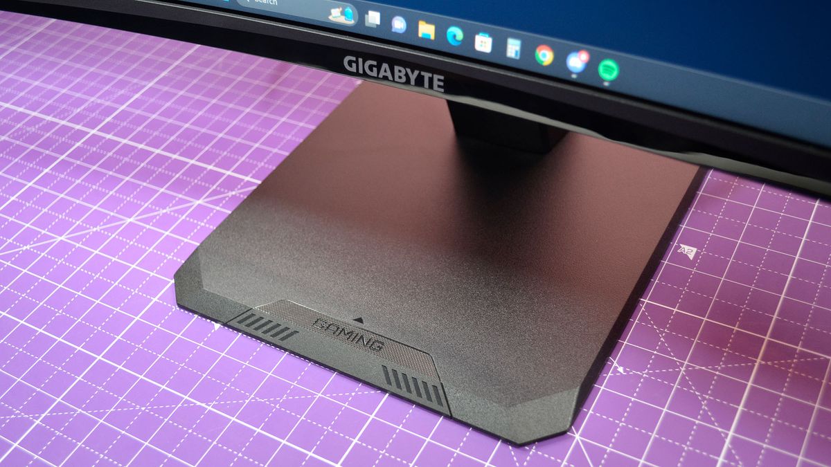A Gigabyte GS32QC on a desk