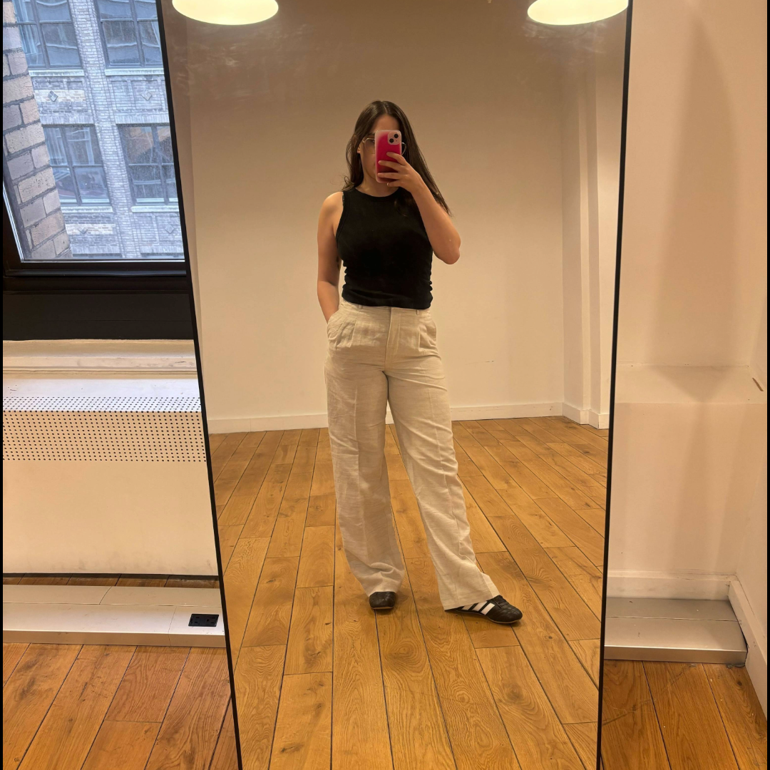 Fashion E-Commerce Editor Julia Marzovilla tests the Aritzia The Effortless Pants&amp;trade; Linen.