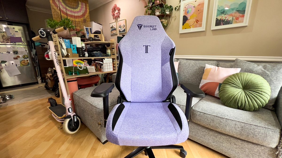 Secretlab Titan Evo 2022 in a busy living room