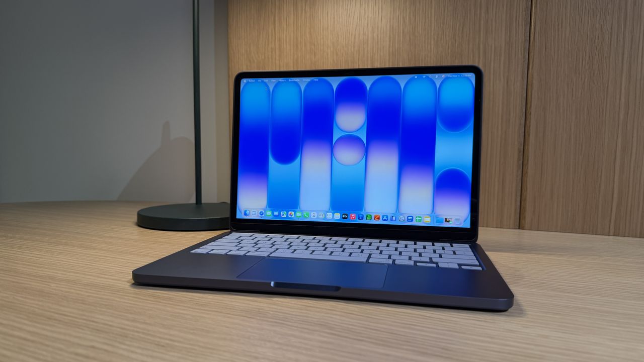 Apple MacBook Neo in Indigo