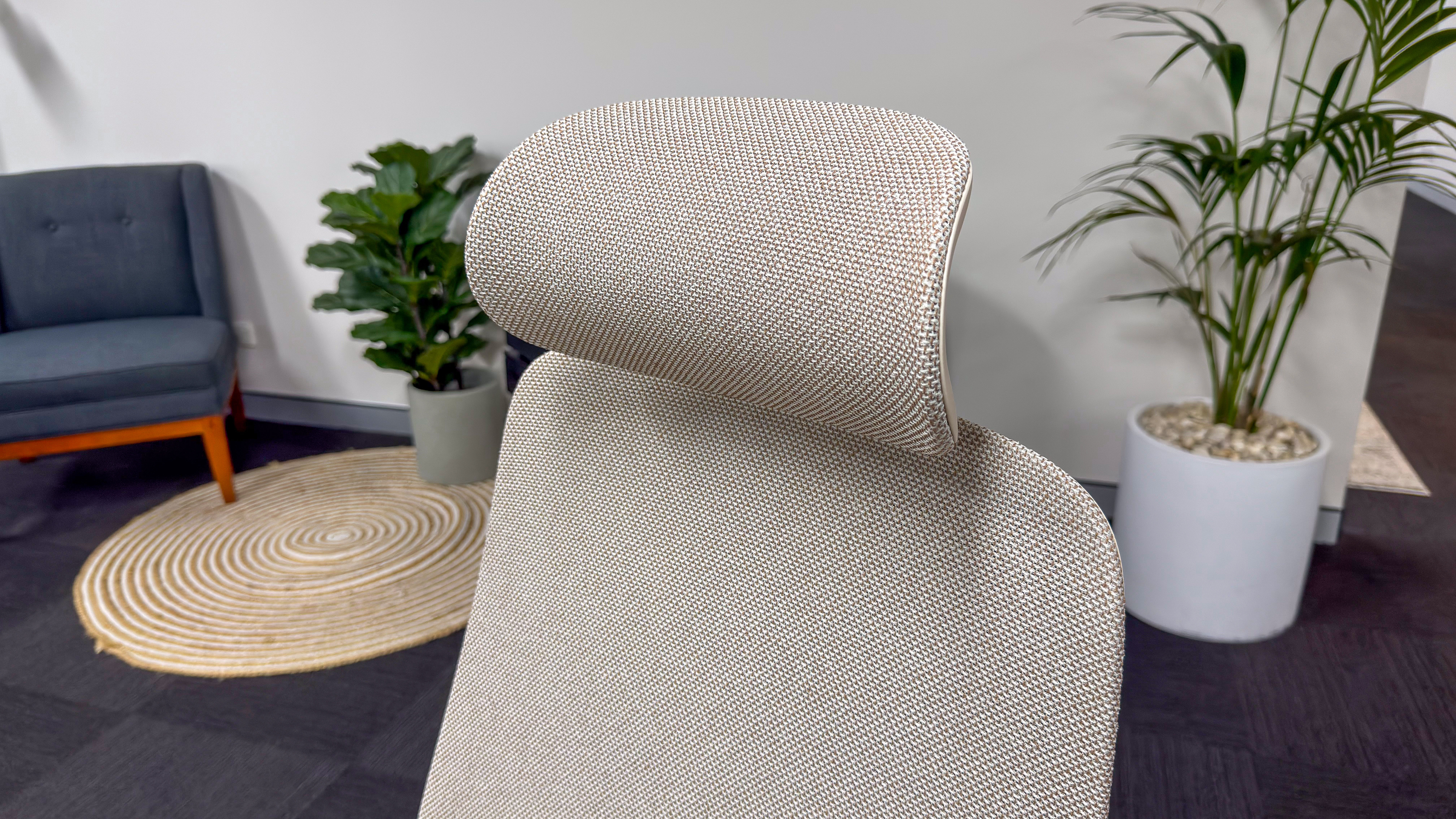 The Desky CoilFlex with the headrest and backrest in focus