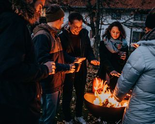 people crowded around fire bowl from Höfats