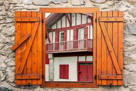 Παράθυρο στον τοίχο στο χωριό Ενόα