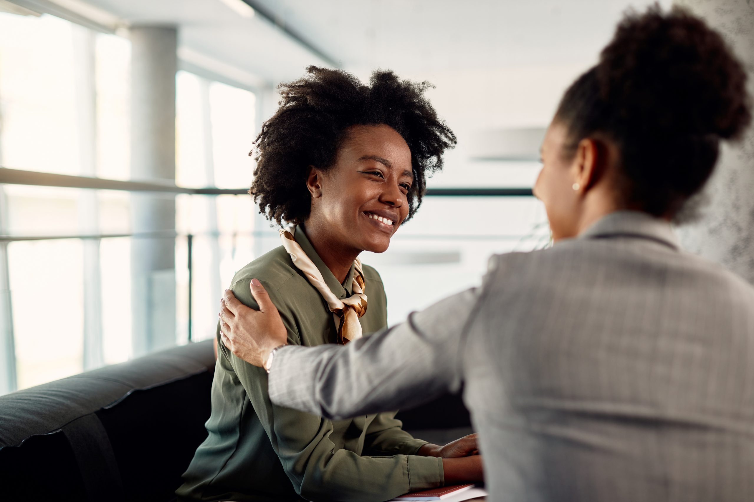 Page Perfil Conectando el ecosistema de emprendimiento en América Latina imagen de Happy African American Business Apprentice Having Meeting With Her Mentor In The Office