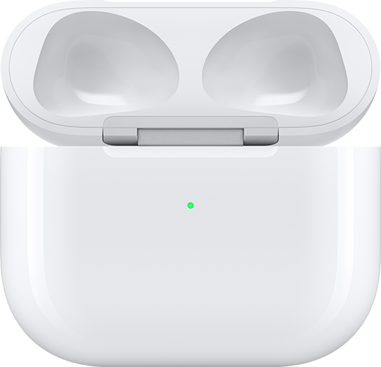 Lightning-töltőtok AirPods 3-hoz, nyitott fedéllel és eltávolított AirPods fülhallgatóval, elölnézetben.