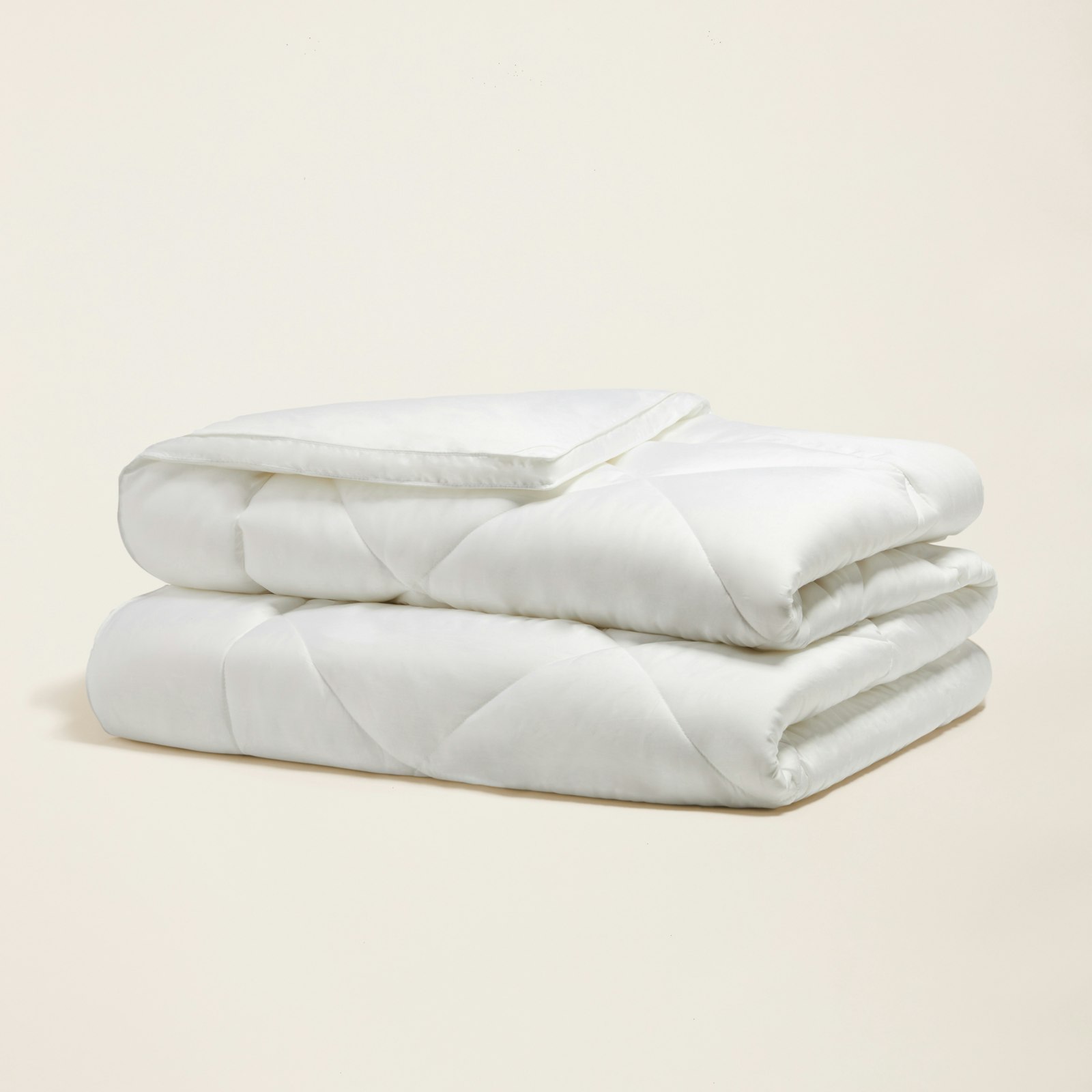 SlumberDownAlternativeComforter_White_Home_StillLife_1x1_0020B.jpg