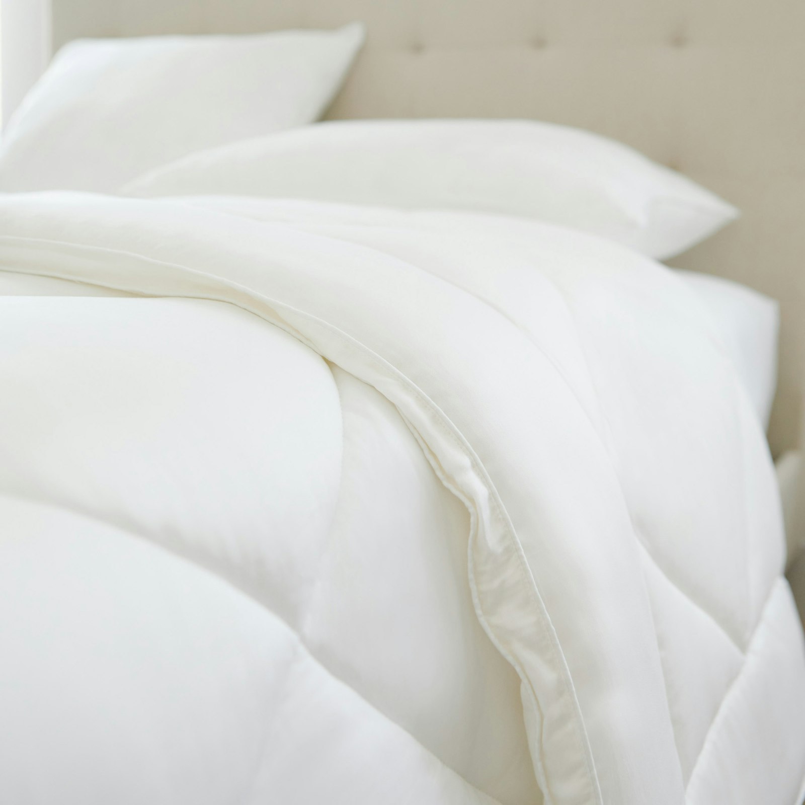 Slumber_DownAlternativeComforter_White_StillLife_EnvironmentCrop.jpg