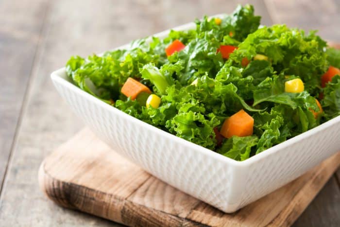 Receta de ensalada de kale fácil y rica en vitaminas y antioxidantes