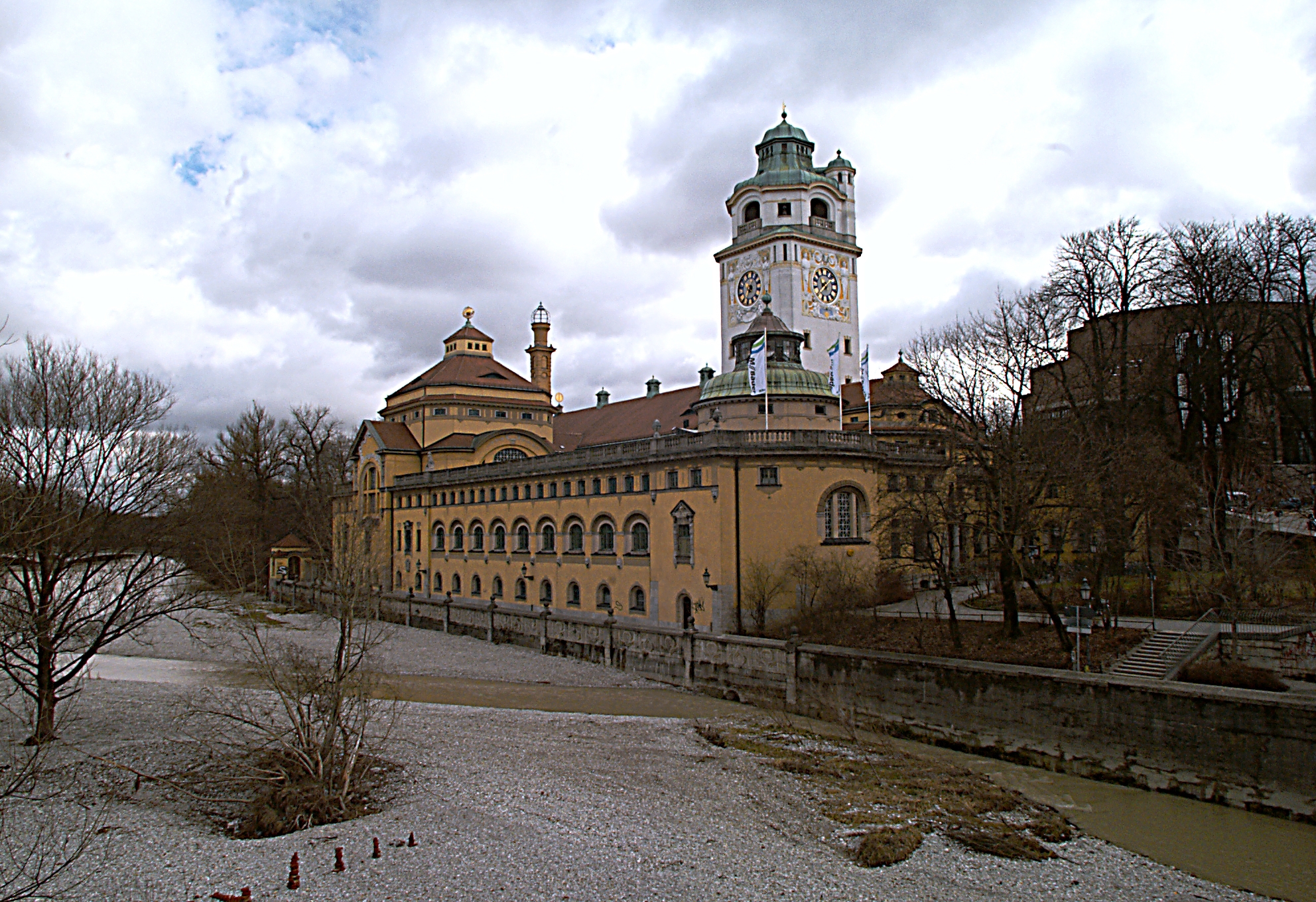 File:Muellersches Volksbad March 2006.jpg.