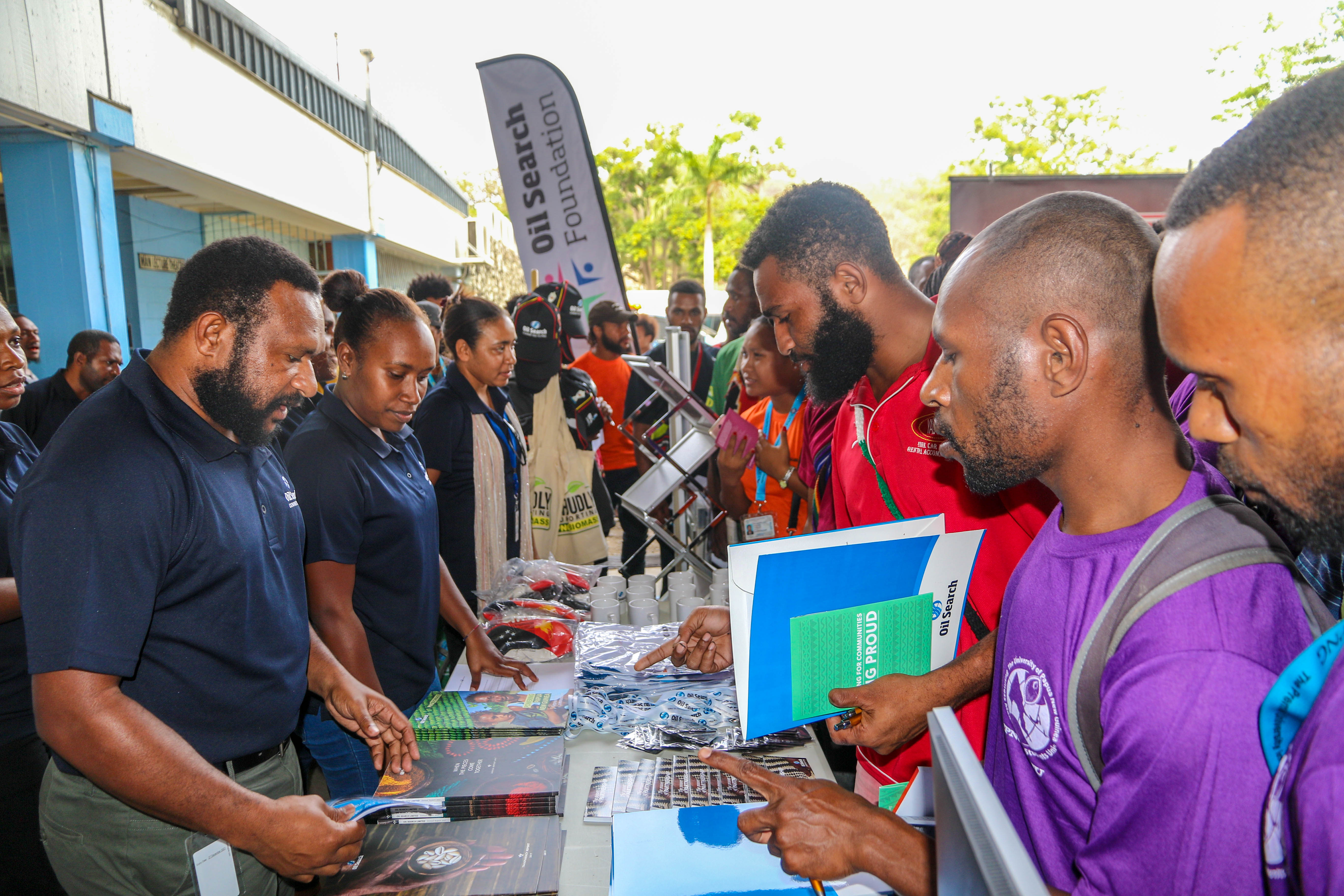 OIL SEARCH GRADUATES INSPIRE FINAL YEAR STUDENTS AT CAREER FAIRS.