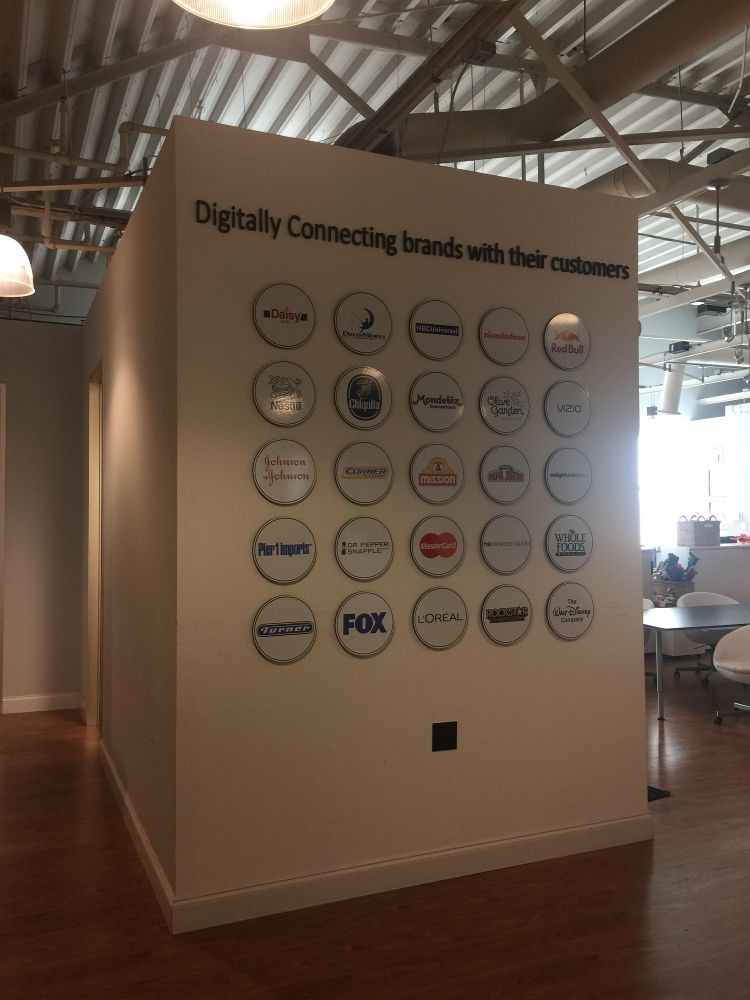 Logo Wall.