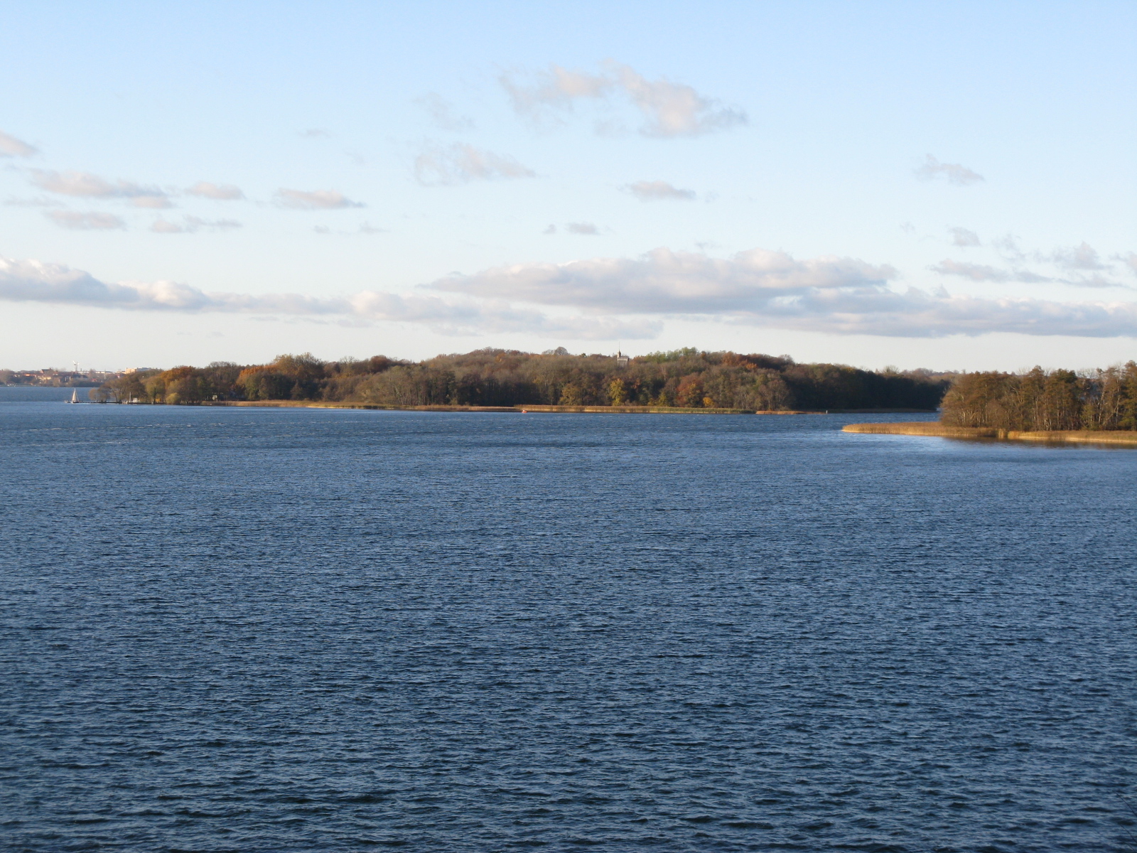 File:Schweriner See Insel Kaninchenwerder.jpg.