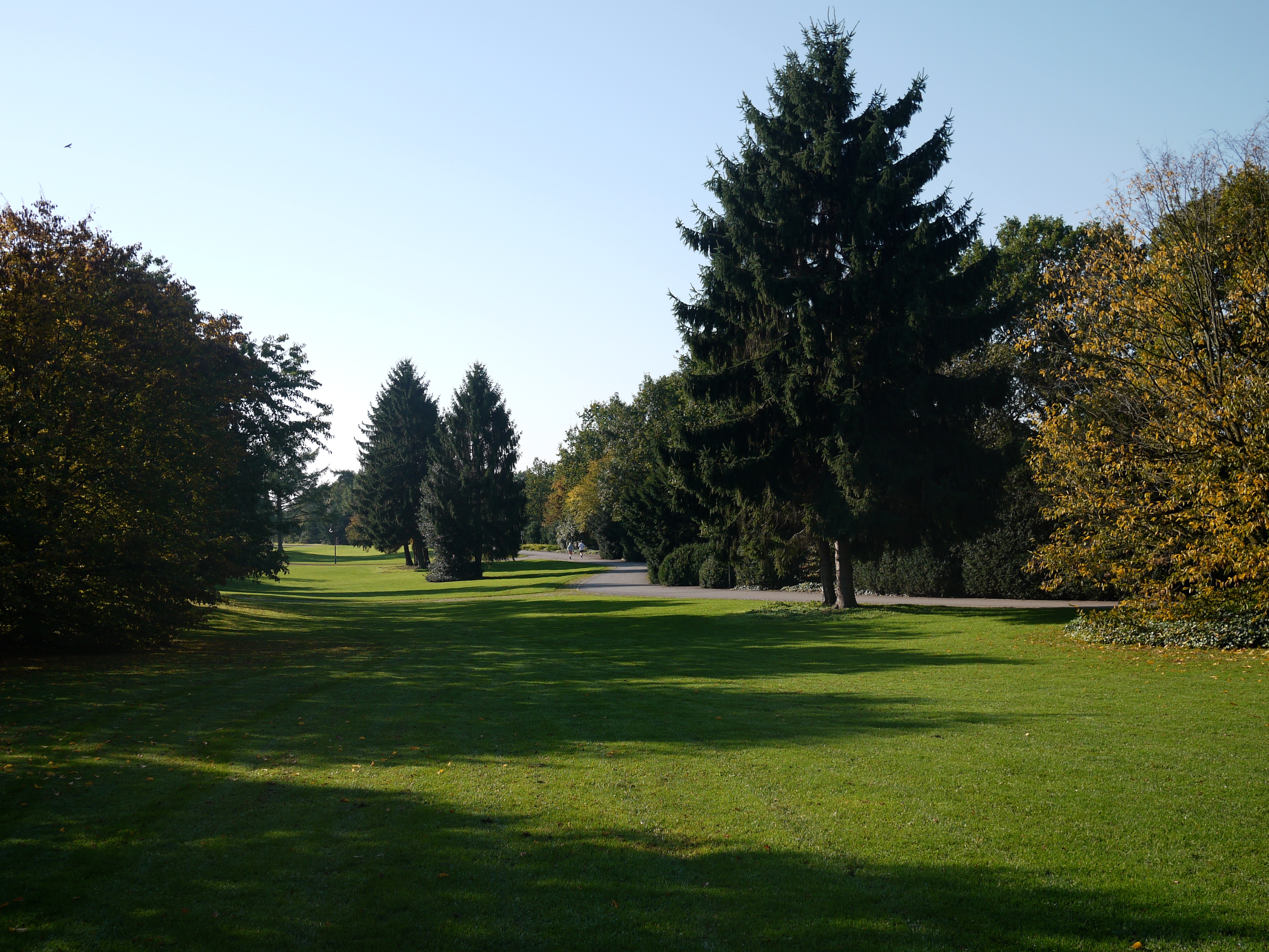 File:Düsseldorf Südpark Hauptachse Nord.jpg.