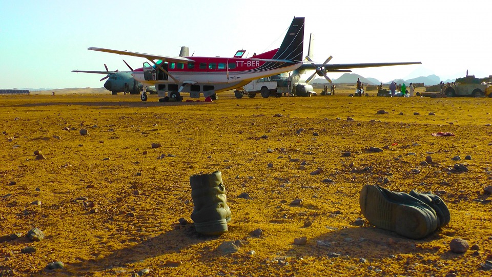 Free photo Plane Military Boots Caravan Tibesti Mountains Chad.