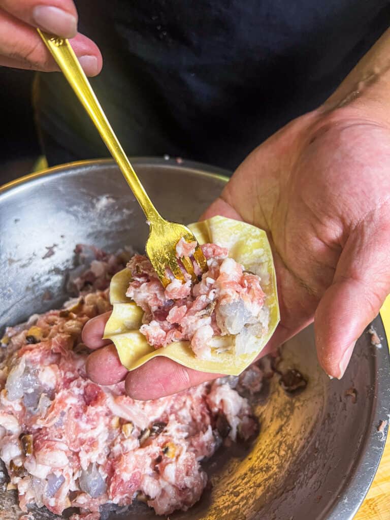 how to make pork and prawn siu mai topped with flying fish roe