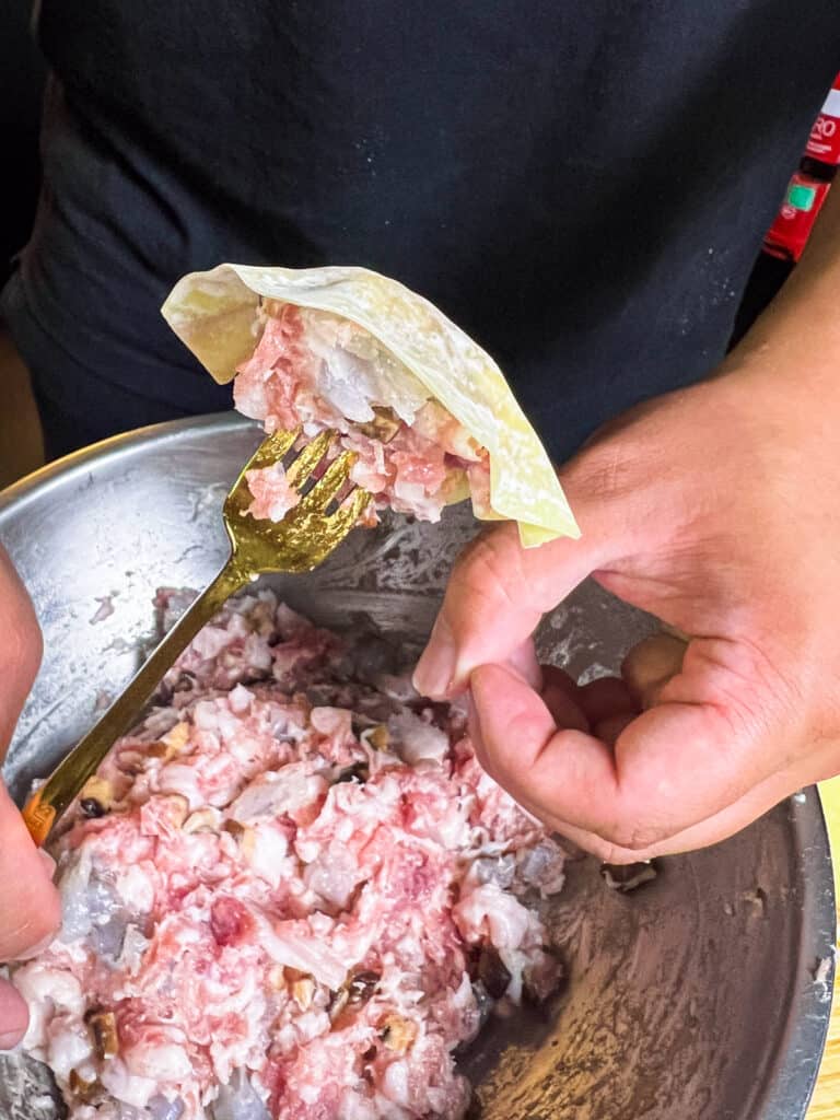 how to make pork and prawn siu mai topped with flying fish roe