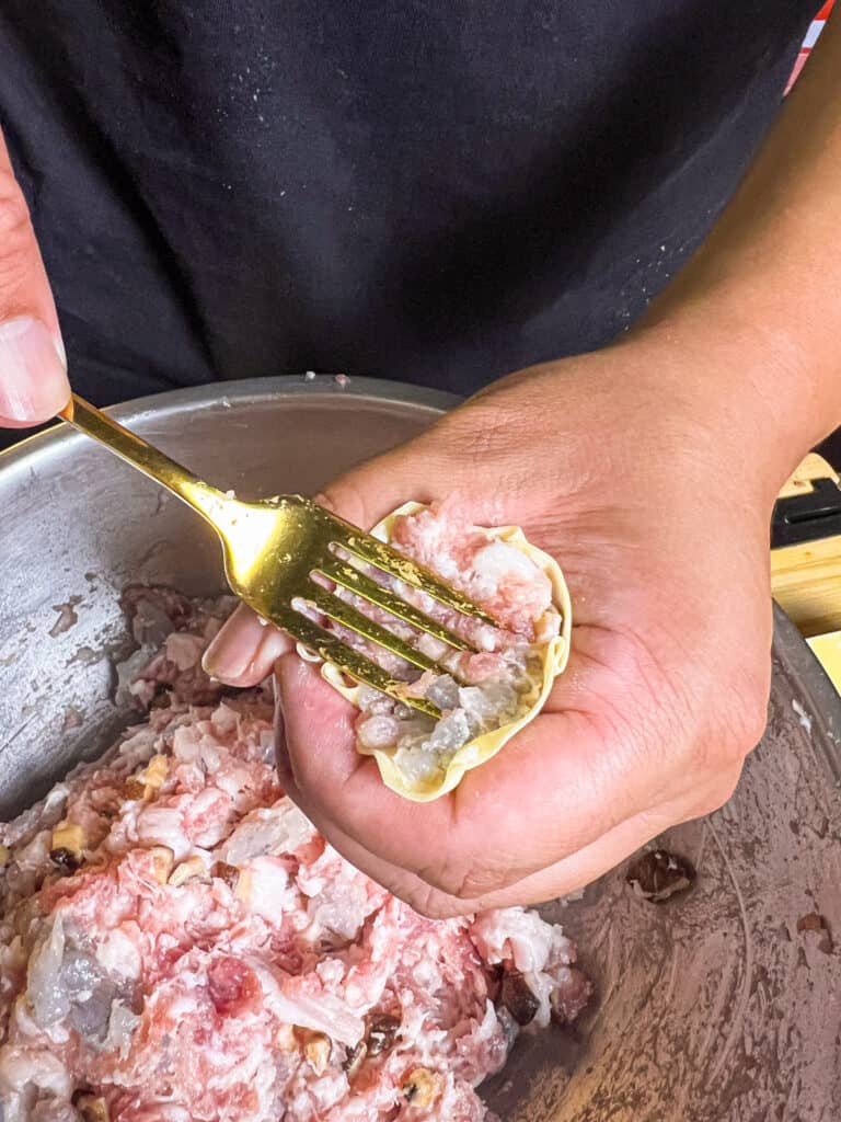 how to make pork and prawn siu mai topped with flying fish roe