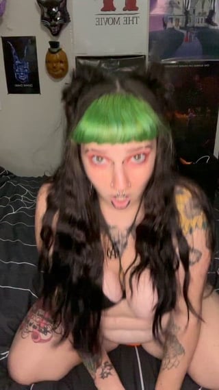 Hey I’m Violet ! 4’4 with size 2 feet 💜 Sucking cock is