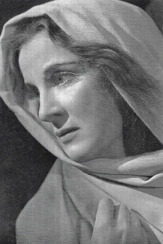 Diana Wynyard as Lady MacBeth