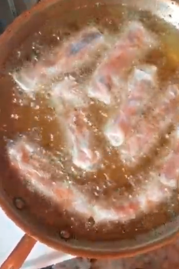 Frying chả giò in corn oil