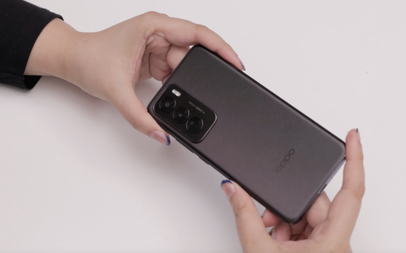 Oppo Reno 12: Unboxing, camera and AI