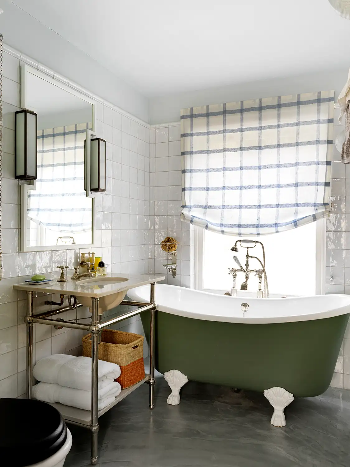 Bathroom in green tones