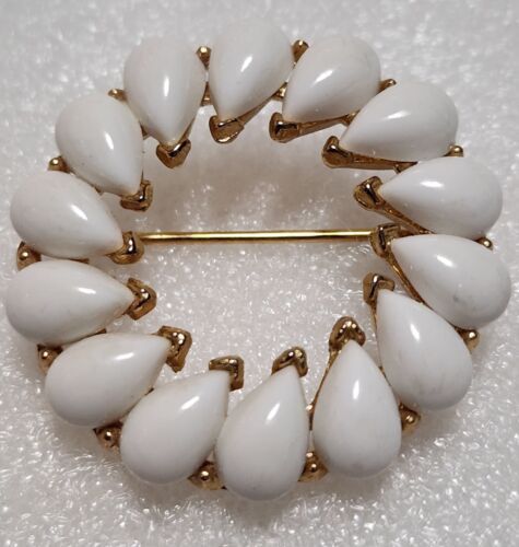 Crown Trifari Signed Vintage 1950's White Teardro… - image 1