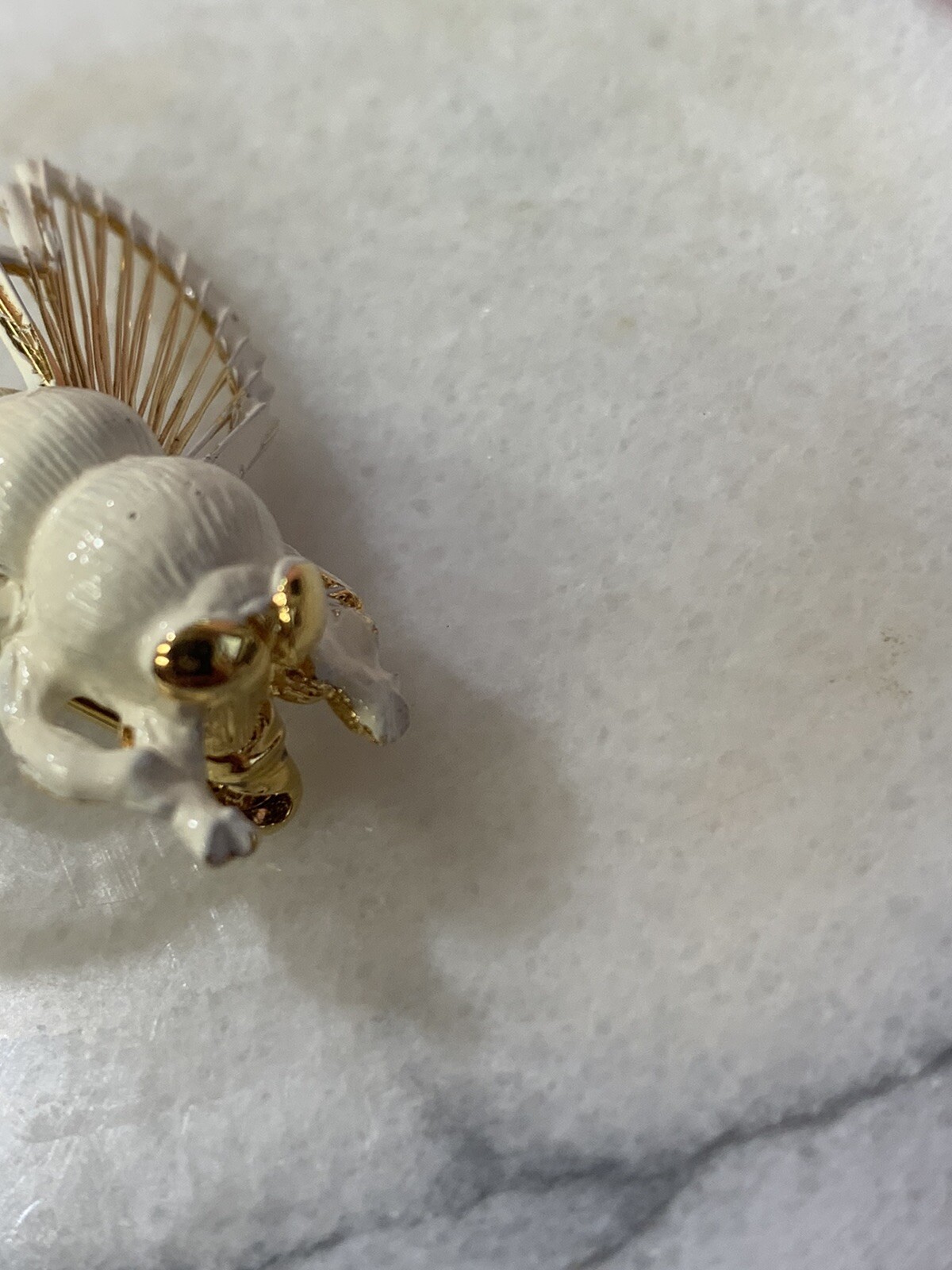 VINTAGE 70s MONET Bee Brooch in White & Gold Tone - image 5