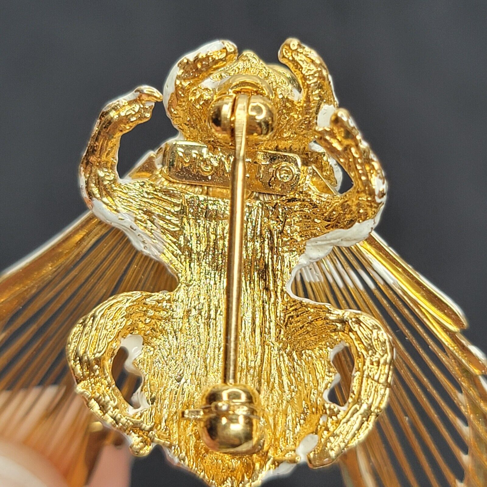 VINTAGE 70s MONET Bee Brooch in White & Gold Tone… - image 3