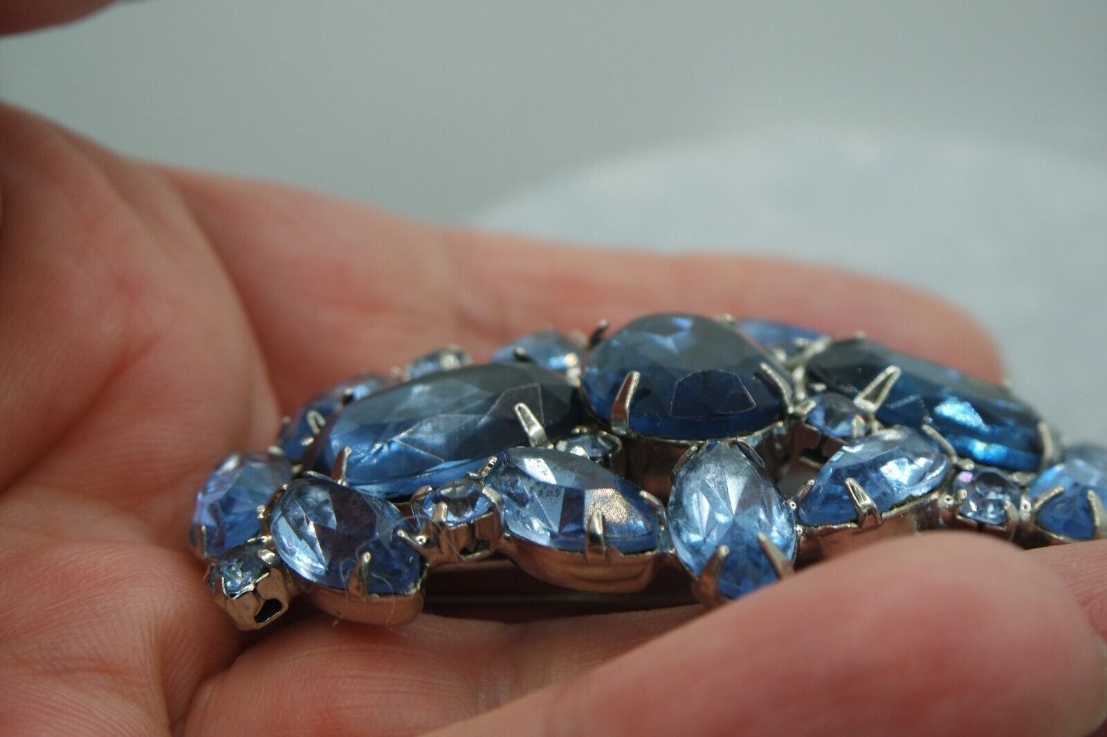 VINTAGE JULIANA BLUE GLASS RHINESTONE PIN BROOCH … - image 2