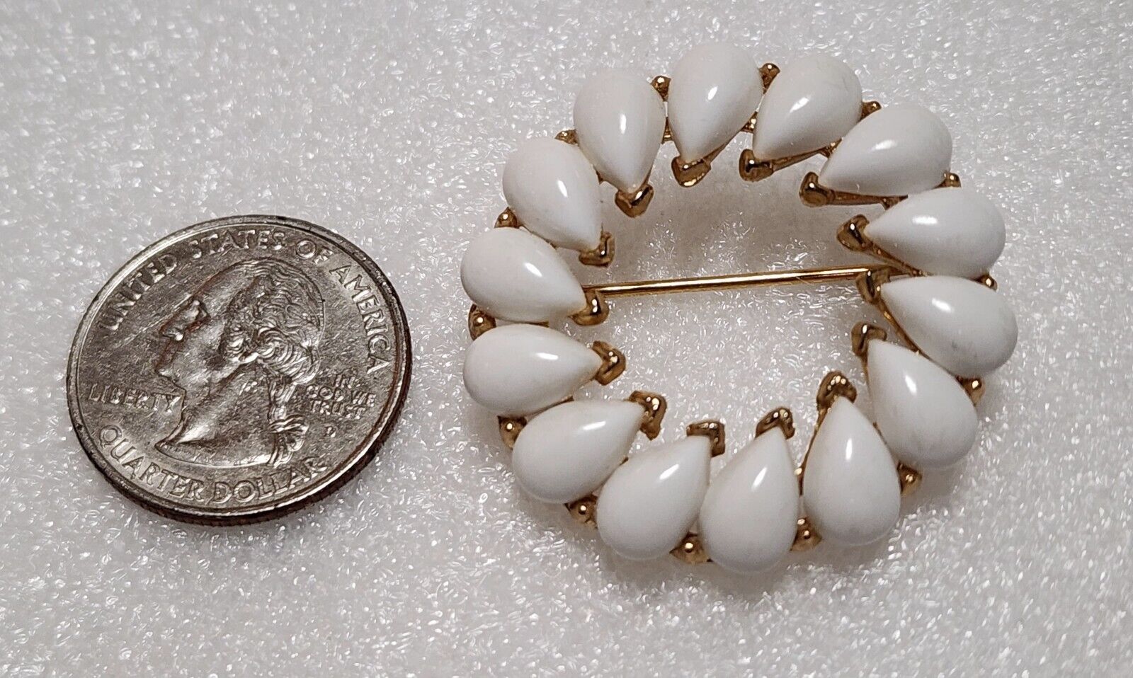 Crown Trifari Signed Vintage 1950's White Teardro… - image 8