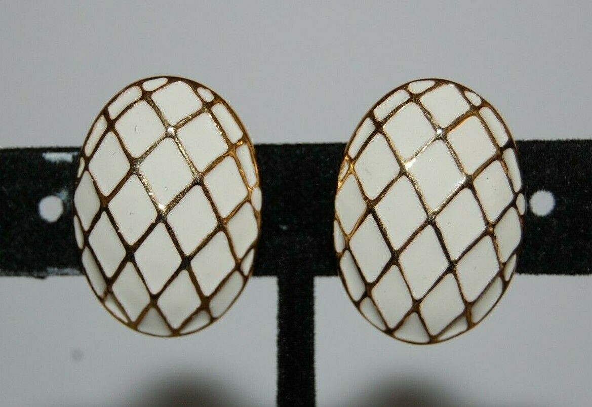 ELEGANT VTG COUTURE WHITE ENAMEL CHECKERED PATTER… - image 10