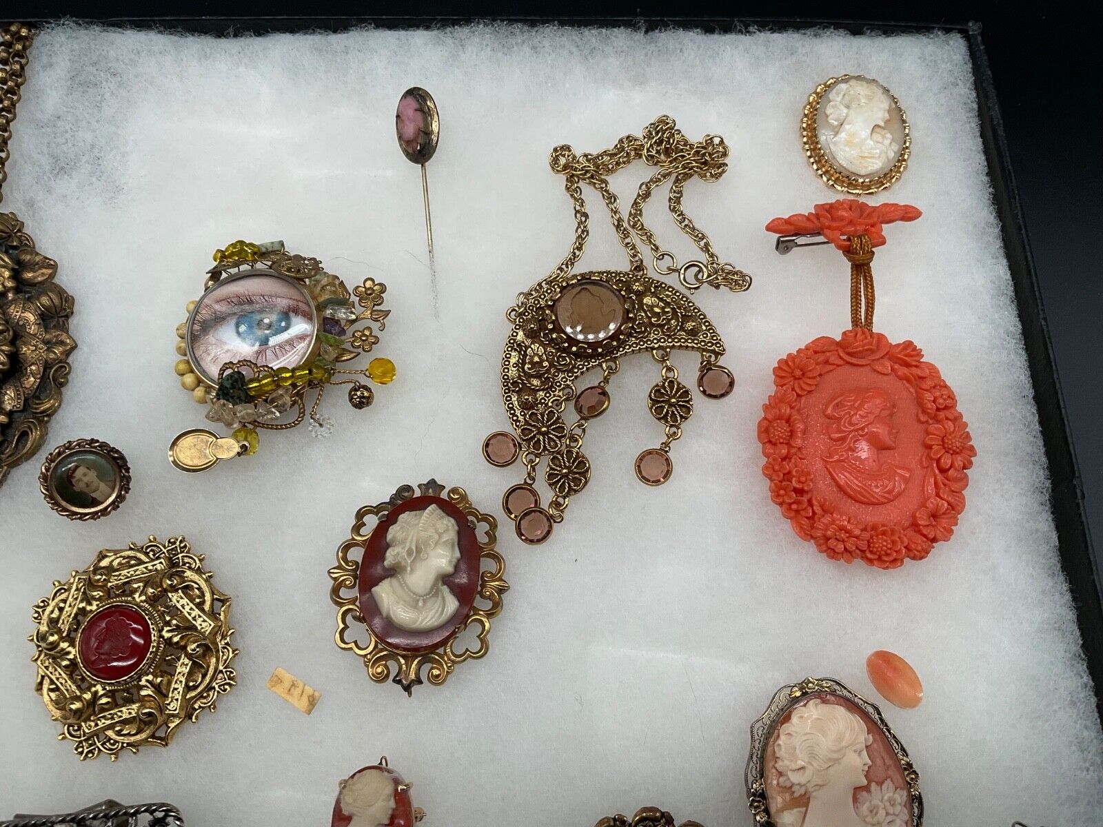 VINTAGE CAMEO BROOCHES AND PINS LOT   007 - image 4