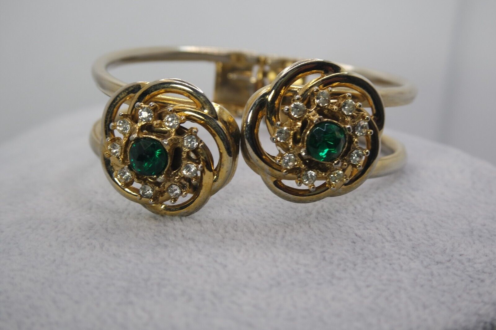 VINTAGE UNSIGNED CORO GOLD TONE GREEN GLASS RHINE… - image 3