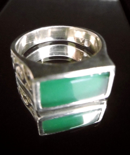 Elegant 925 Silver Ring with Green Gemstone & Deco