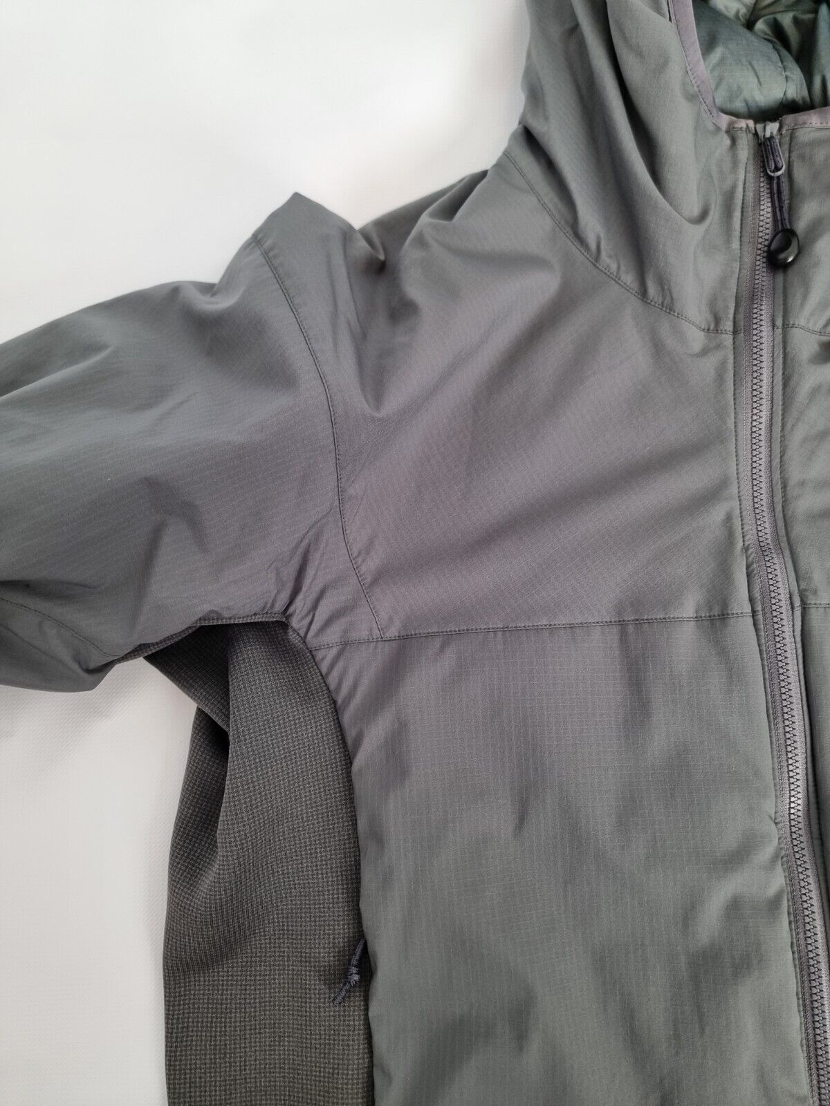 Arc'teryx LEAF Atom LT Hoody Wolf Grey Medium Gen… - image 8