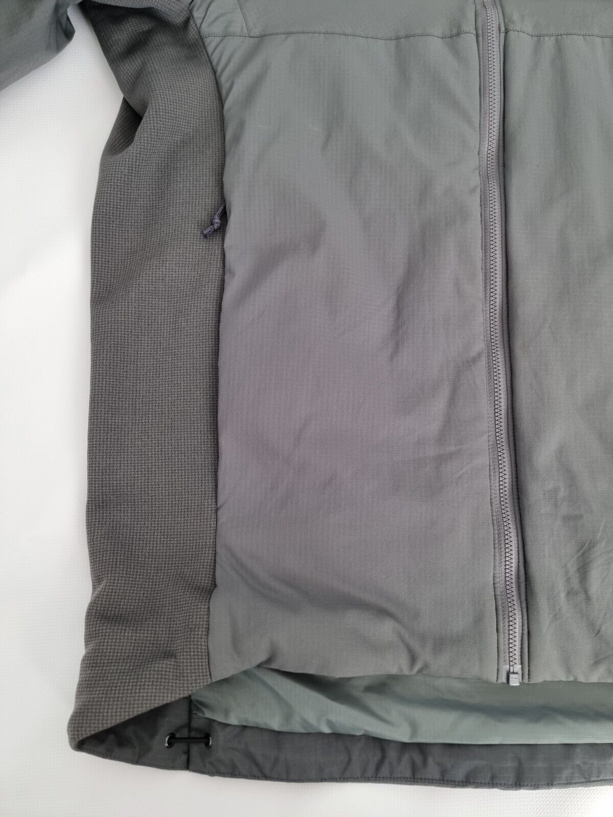 Arc'teryx LEAF Atom LT Hoody Wolf Grey Medium Gen… - image 9