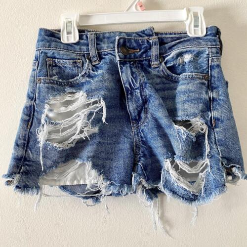 AMERICAN EAGLE light wash distressed mom shorts