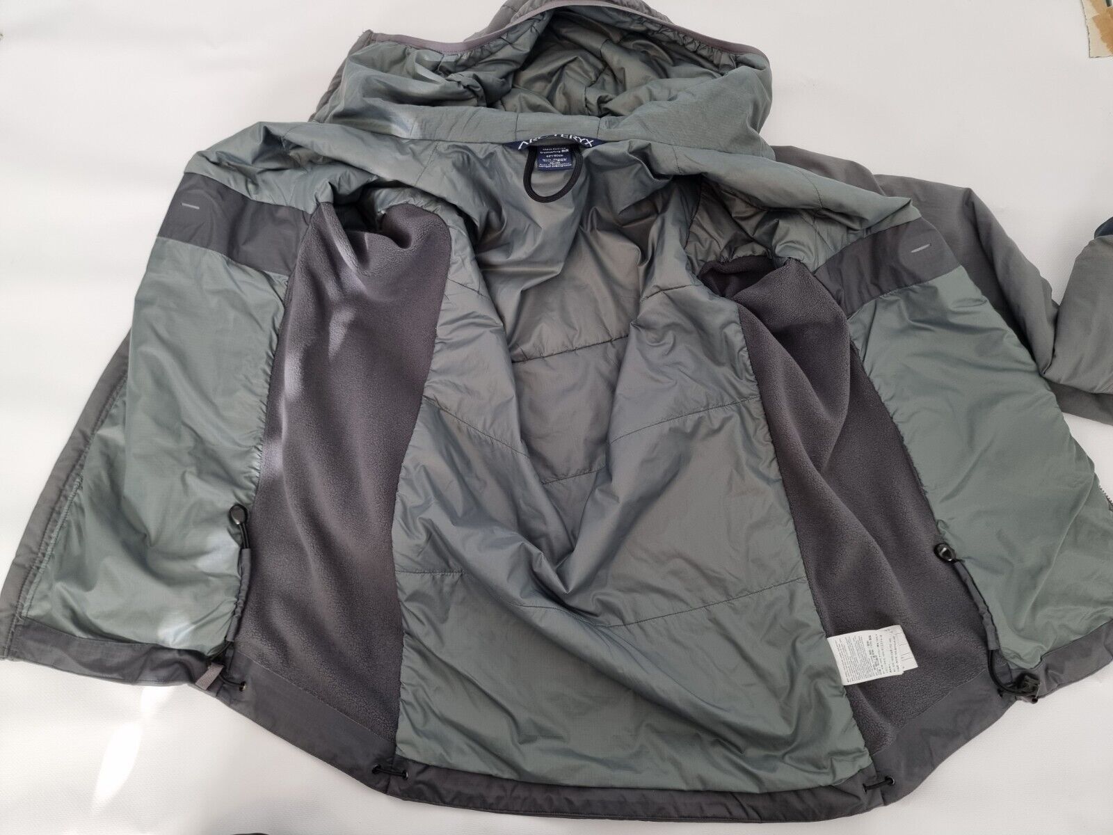 Arc'teryx LEAF Atom LT Hoody Wolf Grey Medium Gen… - image 16