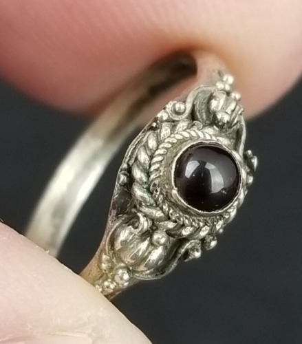 vintage ladies ring STERLING SILVER & GARNET red 9