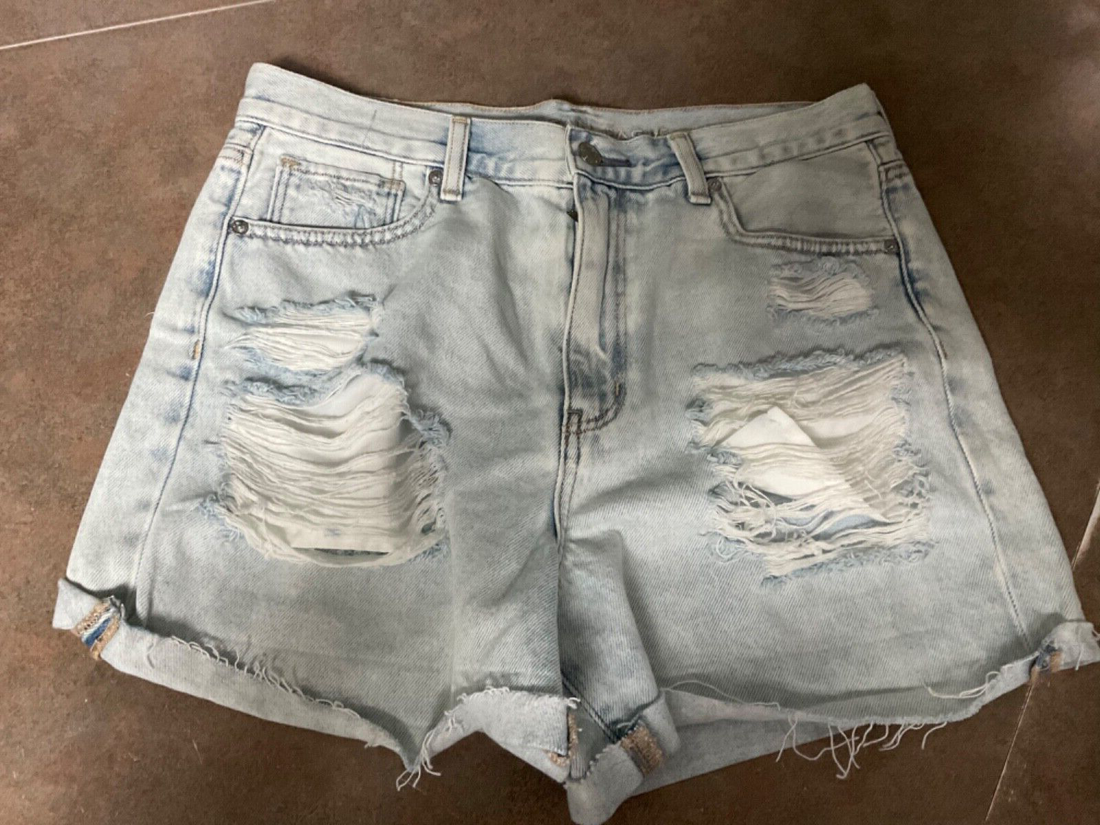 Women's American Eagle MOM Denim Shorts Size 8 (C… - image 1