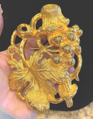 HUGE VINTAGE JUDITH LEIBER GOLD PLATED PENDANT BR… - image 1