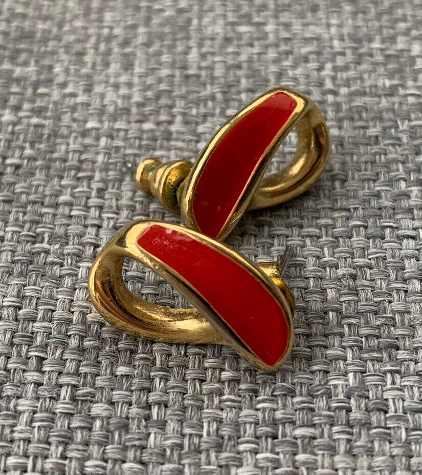 Vintage Trifari Signed Red Enamel & Gold Tone Pie… - image 2