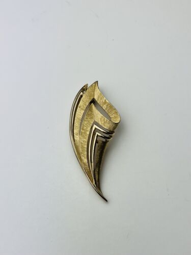 Beautiful Unique Vintage Trifari Gold Tone Leaf B… - image 1