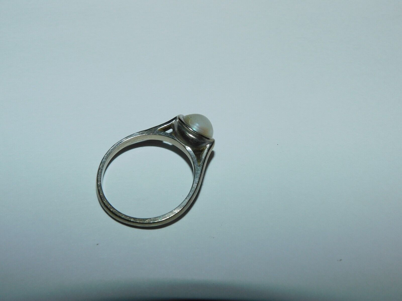 MODERN SOLID 10 K WHITE GOLD  RING SIZE 5.75 - image 4