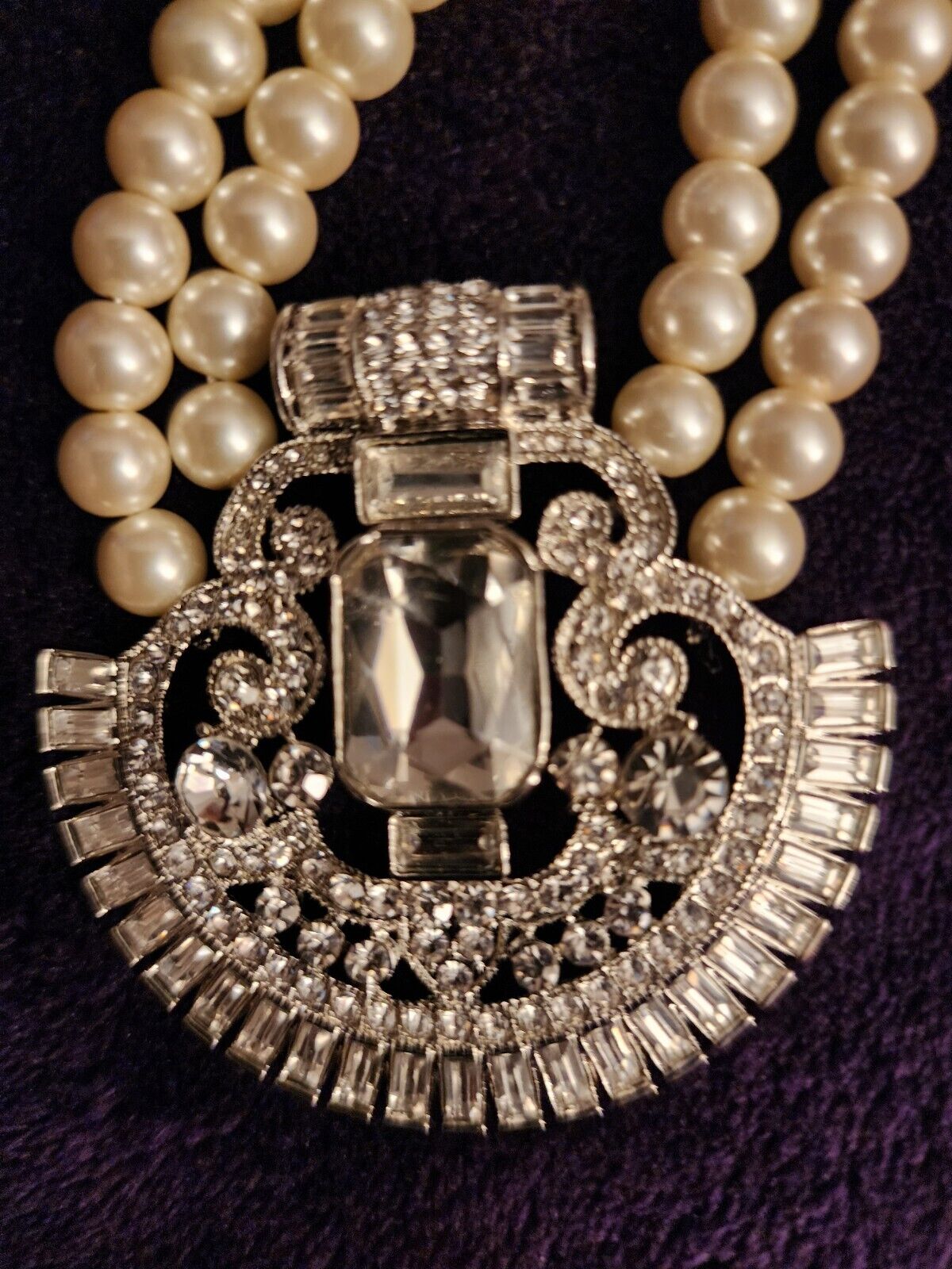 Absolutely Stunning Faux Pearl Necklace With Brea… - image 4