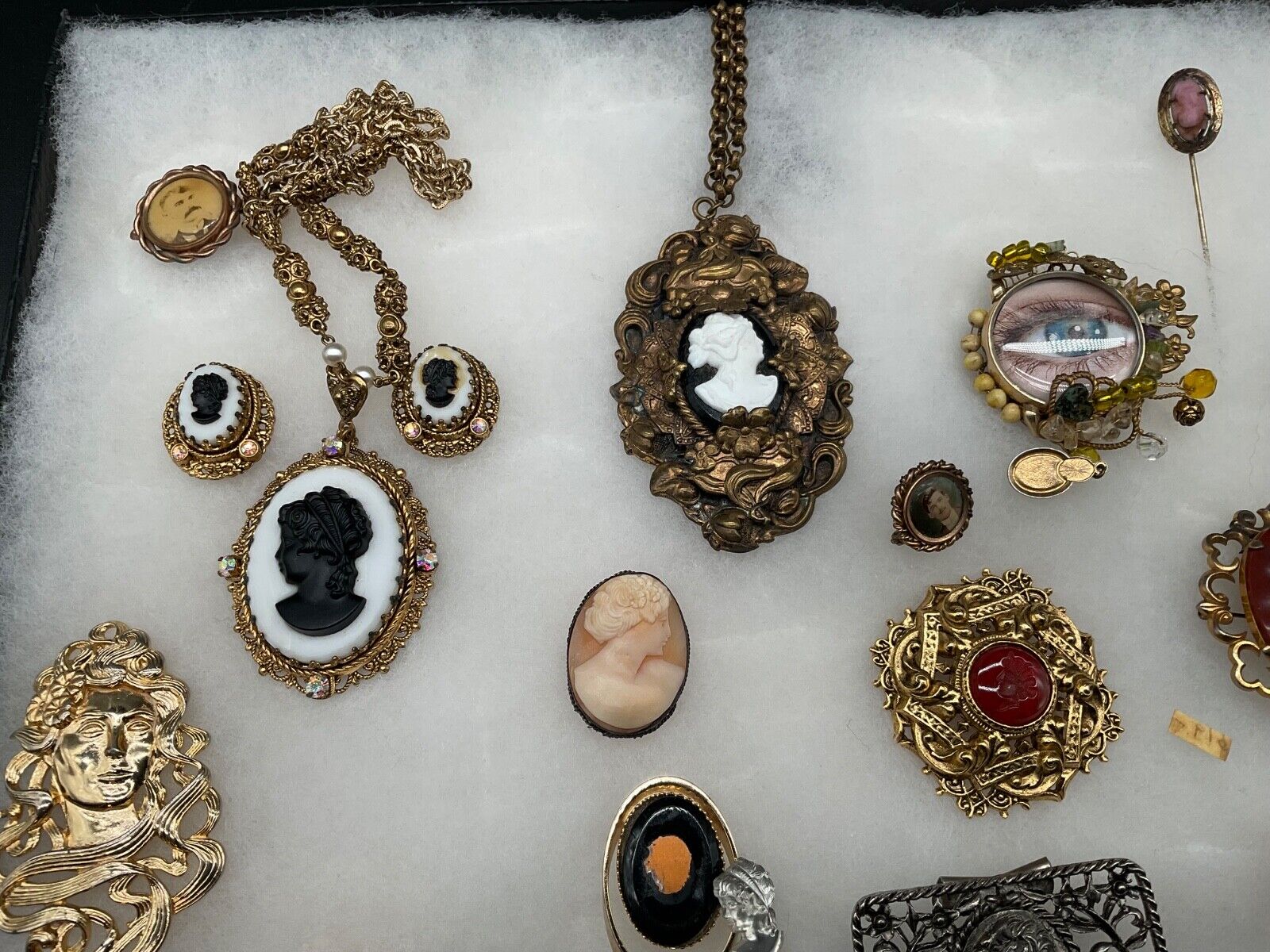 VINTAGE CAMEO BROOCHES AND PINS LOT   007 - image 5